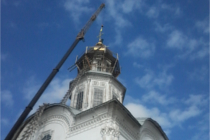 Освящение новых куполов и крестов Троицкой церкви