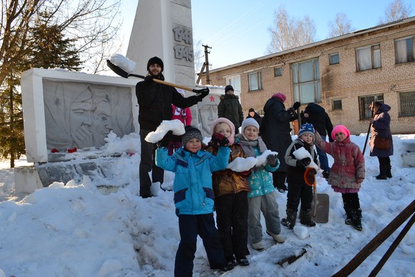 Учащиеся Свято-Троицкой Воскресной школы г. Кирова благоустроили территорию вокруг памятника солдатам в с. Шихово