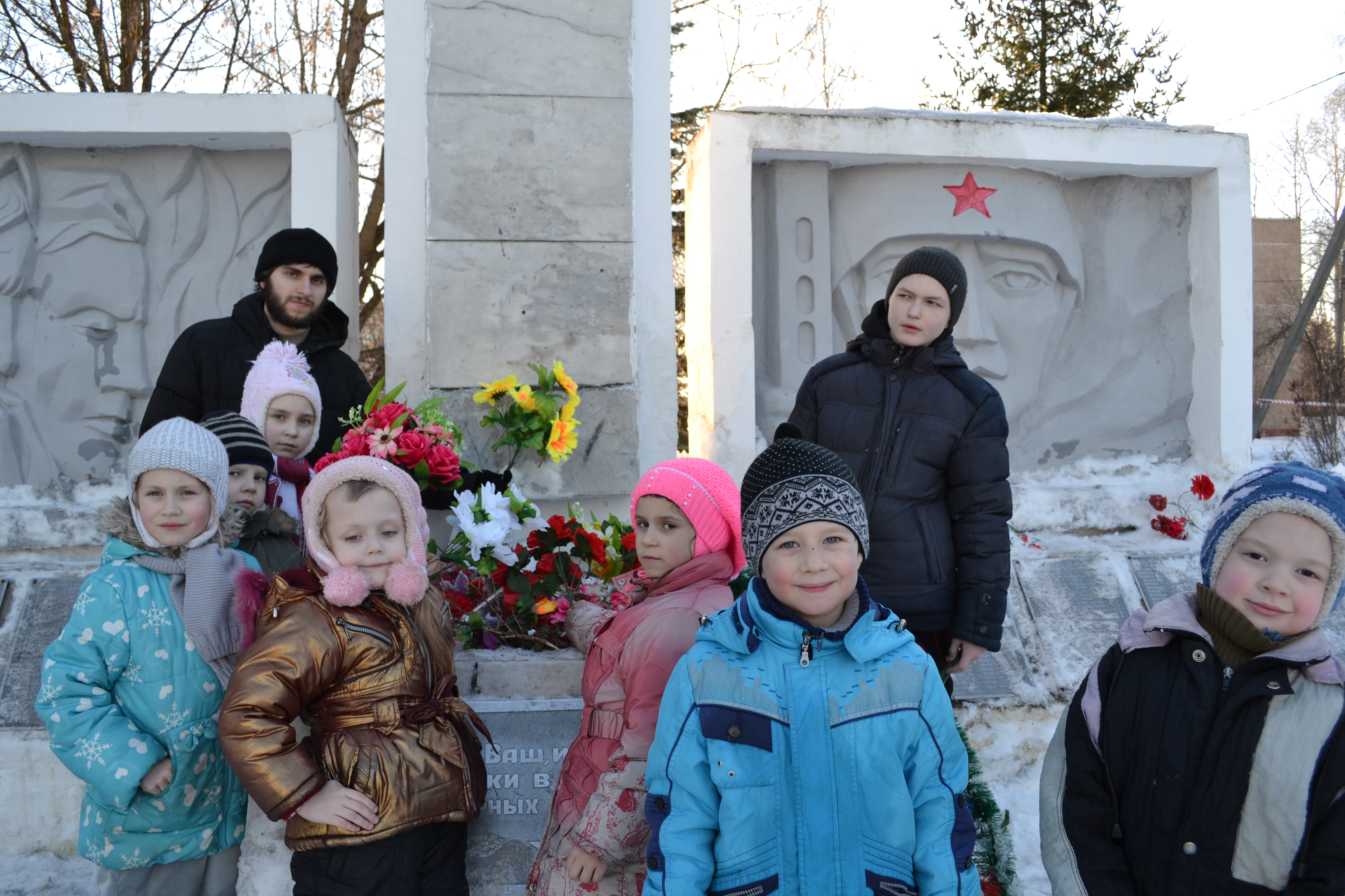Учащиеся Свято-Троицкой Воскресной школы г. Кирова благоустроили территорию вокруг памятника солдатам в с. Шихово