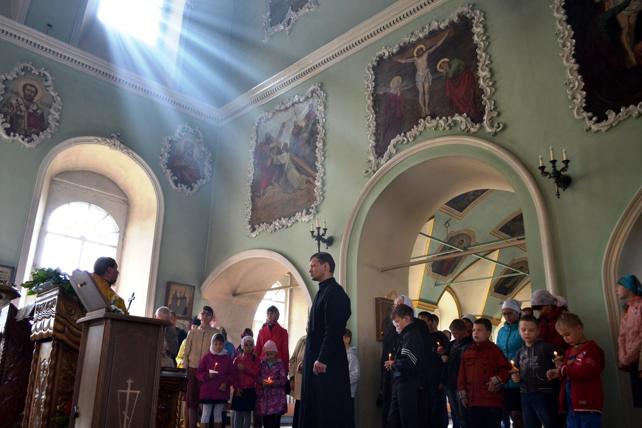 В Свято-Троицкой церкви для учеников и их родителей был отслужен молебен на начало учебного года